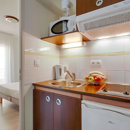 Zenitude Hotel-residences Centre 3* בזייה