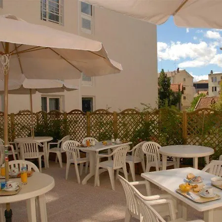 Zenitude Hotel-residences Centre 3* בזייה