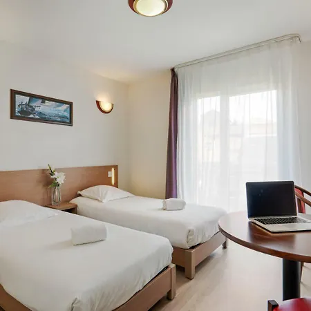 Zenitude Hotel-residences Centre 3* בזייה